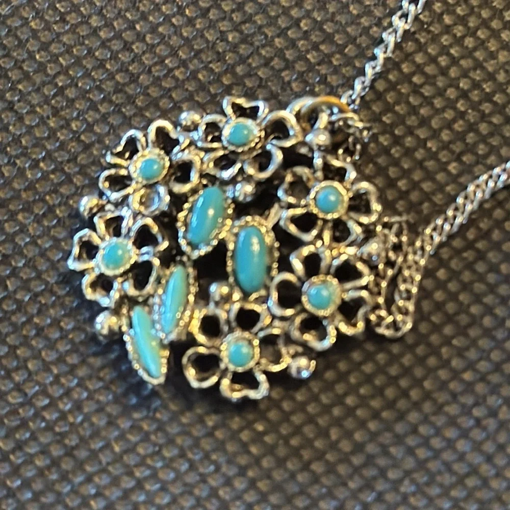 Elegant Silver and turquoise Floral‎ Pendant Necklace